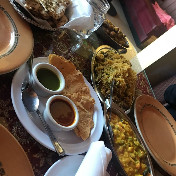 Das Foto wurde bei Anar Indian Restaurant von Vinusha V. am 6/26/2018 aufgenommen
