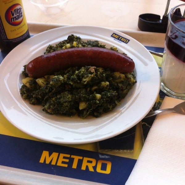 Foto diambil di METRO Restaurant oleh Marcos F. pada 12/11/2013
