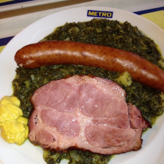 Foto diambil di METRO Restaurant oleh Marcos F. pada 12/4/2012