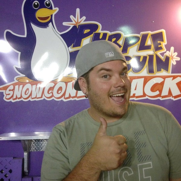 รูปภาพถ่ายที่ Purple Penguin SnowCone Shack โดย BEN K. เมื่อ 5/19/2013