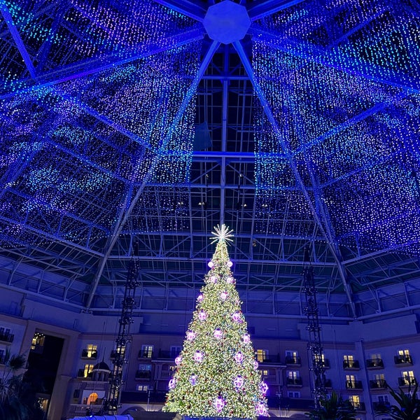 Photo taken at Gaylord Palms Resort &amp; Convention Center by Brent H. on 12/10/2022