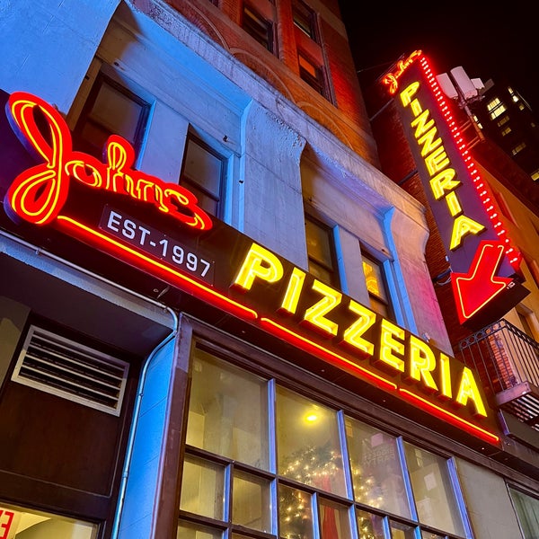 Foto tirada no(a) John&#39;s Pizzeria por Brent H. em 11/25/2023