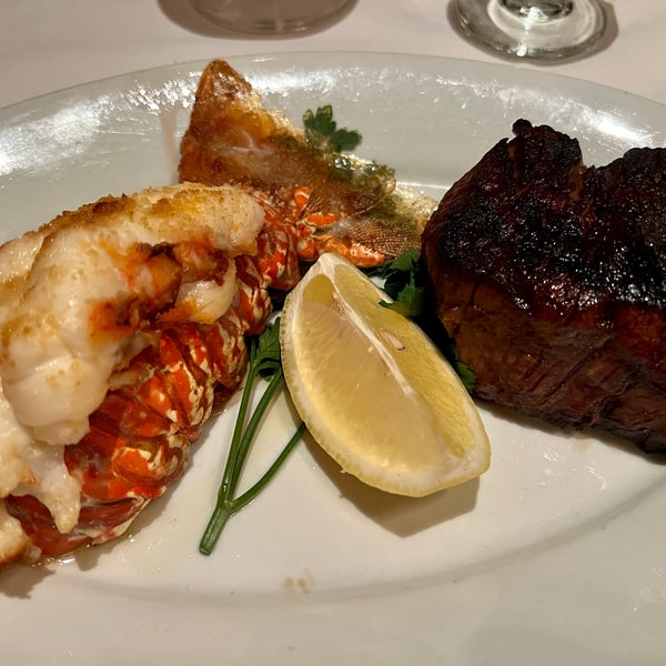 Photo taken at Gallaghers Steakhouse by Brent H. on 8/30/2023