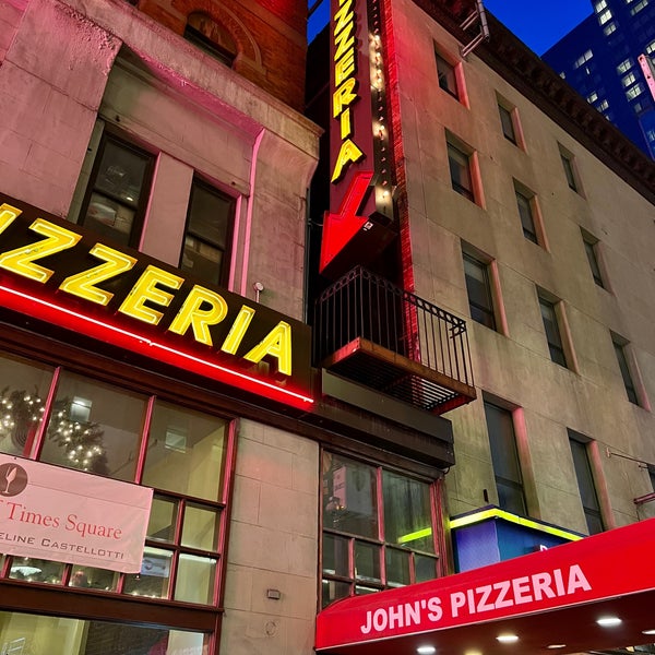 รูปภาพถ่ายที่ John&#39;s Pizzeria โดย Brent H. เมื่อ 11/23/2022