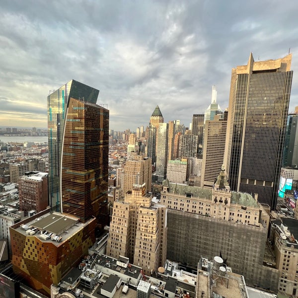 Foto diambil di Hilton New York Times Square oleh Brent H. pada 2/19/2023