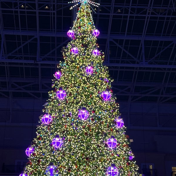 Photo taken at Gaylord Palms Resort &amp; Convention Center by Brent H. on 12/10/2022