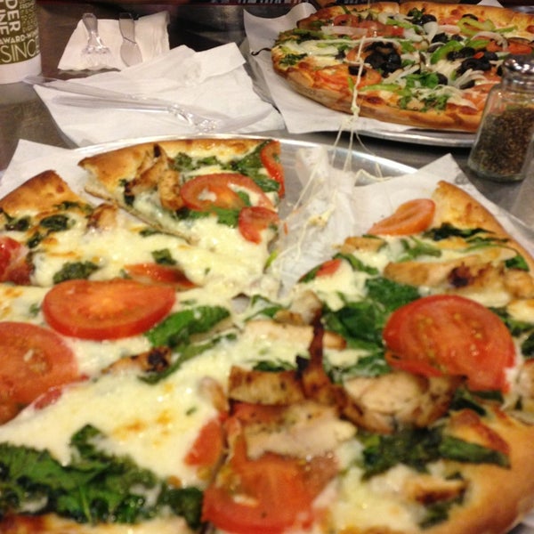 Foto scattata a Russo&#39;s New York Pizzeria da سعد ا. il 6/29/2013