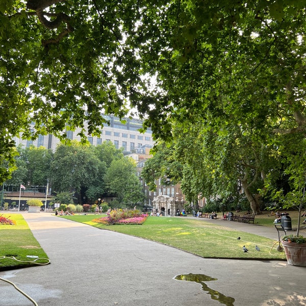 Photo taken at Victoria Embankment Gardens by Mayor Of Jeddah on 7/18/2022