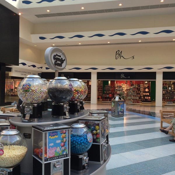รูปภาพถ่ายที่ Fareham Shopping Centre โดย Mayor Of Jeddah เมื่อ 10/10/2014