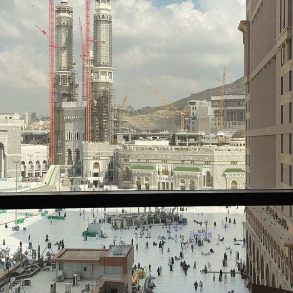 Foto diambil di Hilton Suites Makkah oleh Rashed pada 1/22/2024