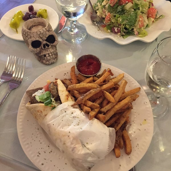 Foto diambil di Athena Mediterranean Cuisine oleh Paul 🐙 C. pada 10/16/2015