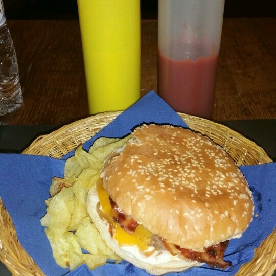 Photo taken at Twins Burger by Silvia F. on 1/19/2016