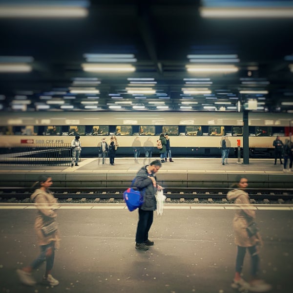 Foto tirada no(a) Bahnhof Oerlikon por Matthias A. em 2/15/2020