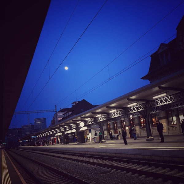 Foto tirada no(a) Bahnhof Oerlikon por Matthias A. em 1/19/2019