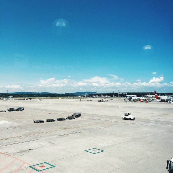 Foto diambil di Bandar Udara Zürich (ZRH) oleh Sam A. pada 6/7/2015