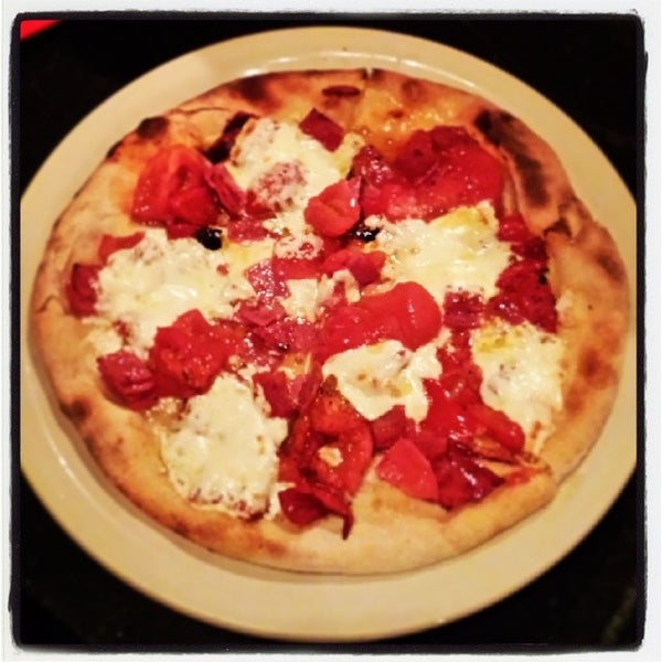 Das Foto wurde bei Ella&#39;s Wood-Fired Pizza von Joy A. am 10/14/2013 aufgenommen