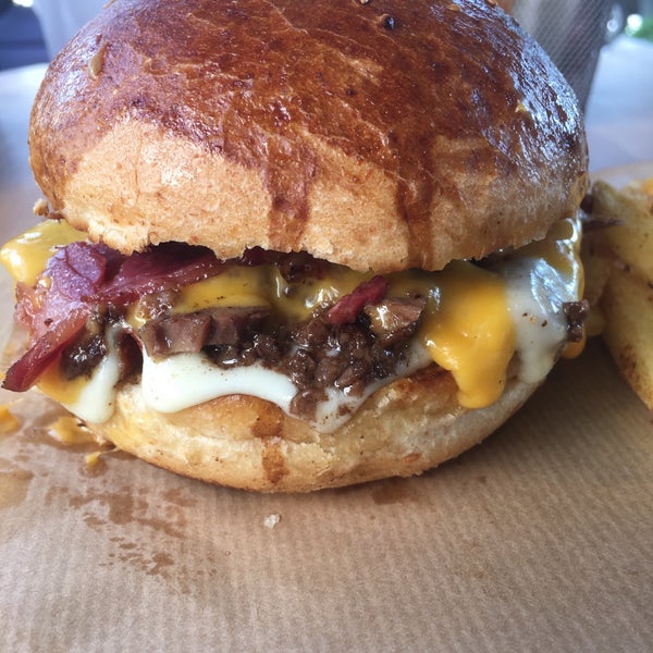 4/1/2018 tarihinde Hilmiziyaretçi tarafından C Plus Organic &amp; Gourmet Burger'de çekilen fotoğraf