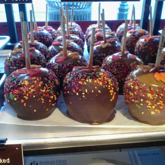 Photo taken at Amy&#39;s Candy Kitchen &amp; Gourmet Caramel Apples by Robin A. on 11/18/2012