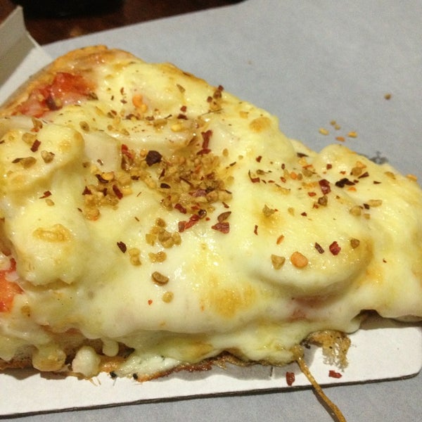 Photo taken at Vitrine da Pizza - Pizza em Pedaços by Grace G. on 6/1/2013