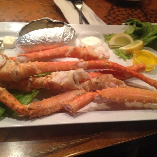 รูปภาพถ่ายที่ King Crab Tavern &amp; Seafood Grill โดย Erika M. เมื่อ 10/9/2012
