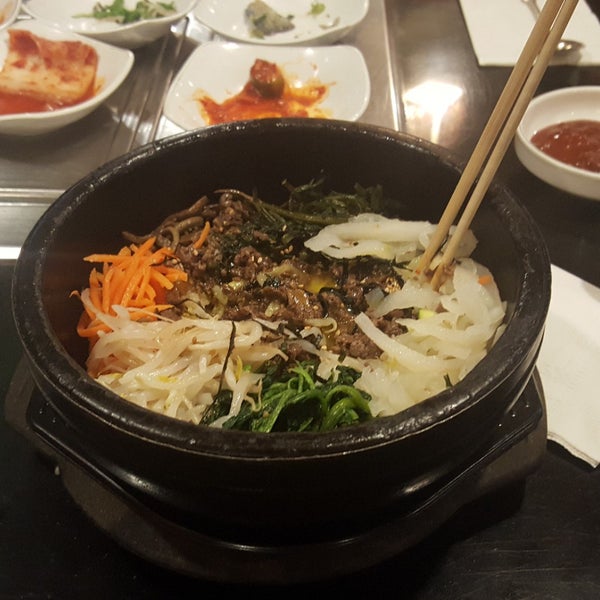 Foto diambil di Seoul Garden Restaurant oleh Crystal A. pada 12/20/2017