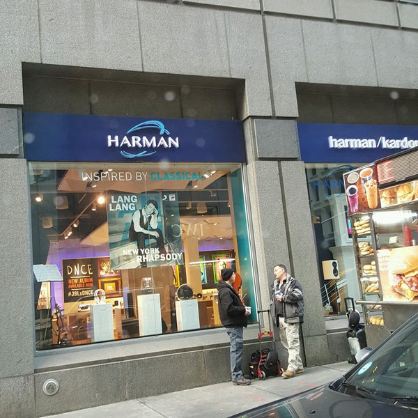 Das Foto wurde bei HARMAN Flagship Store von Rona G. am 2/1/2017 aufgenommen