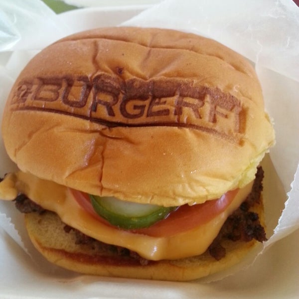 รูปภาพถ่ายที่ BurgerFi โดย Lian T. เมื่อ 11/2/2013