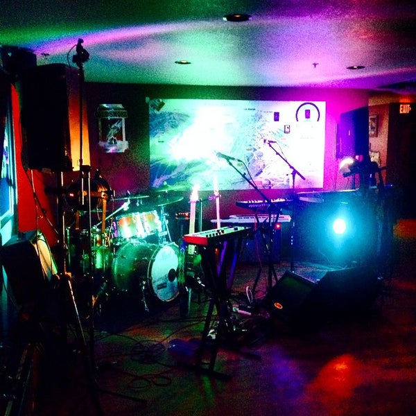 Speak low bar. Spoke bar. Speakeasy смоленск. Эмберс ресторан. Бар в париже.