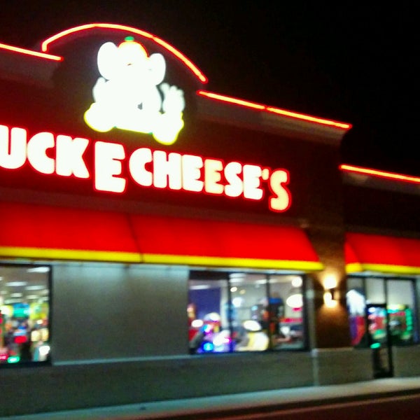 Chuck E. Cheese Largo'da Oyun Salonu