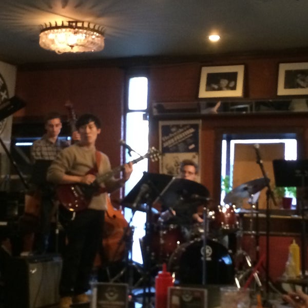 รูปภาพถ่ายที่ The Rex Hotel Jazz &amp; Blues Bar โดย Terrence C. เมื่อ 9/21/2015