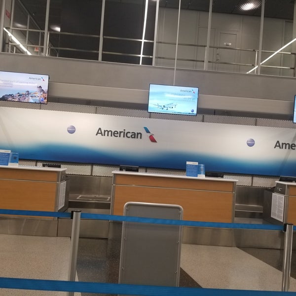 รูปภาพถ่ายที่ American Airlines Ticket Counter โดย Beth M. เมื่อ 7/16/2018