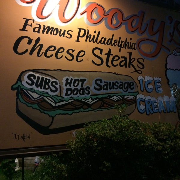 รูปภาพถ่ายที่ Woody&#39;s Famous CheeseSteaks โดย Charles T. เมื่อ 7/15/2017