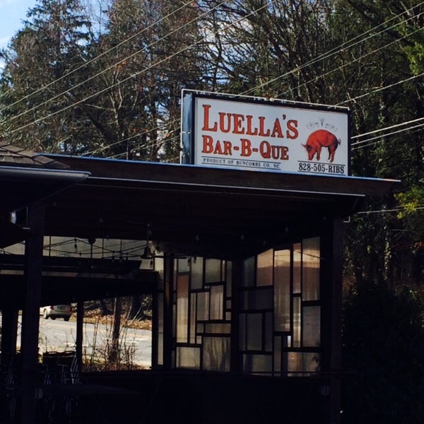 รูปภาพถ่ายที่ Luella&#39;s Bar-B-Que โดย Nikki G. เมื่อ 2/14/2015