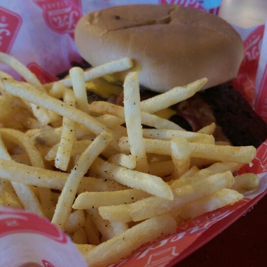 Foto diambil di Freddy&#39;s Frozen Custard &amp; Steakburgers oleh Chris pada 3/10/2015