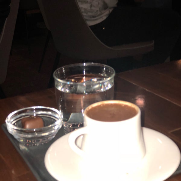 Photo taken at BlueJay Coffee House by Sinem Tunç on 3/26/2018
