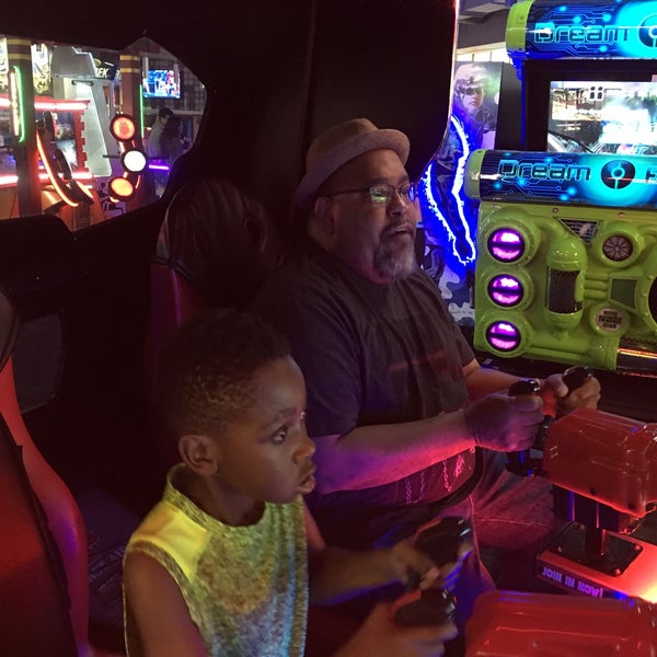 Photo taken at Dave &amp; Buster&#39;s by Loren P. on 5/26/2017