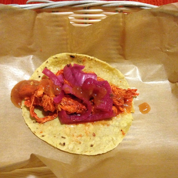 Das Foto wurde bei Tacos Tacos von Bilge C. am 12/14/2014 aufgenommen