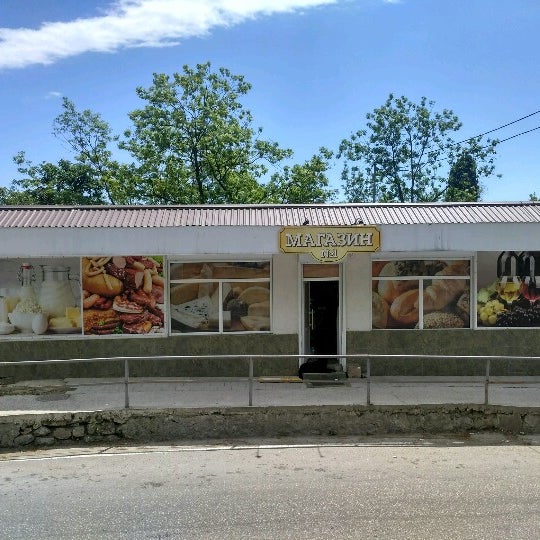 Магазин солнечный феодосия. 1 магазин в крыму. Магазины в крыму. Коктебель ленина 125. 1 магазин в крыму.