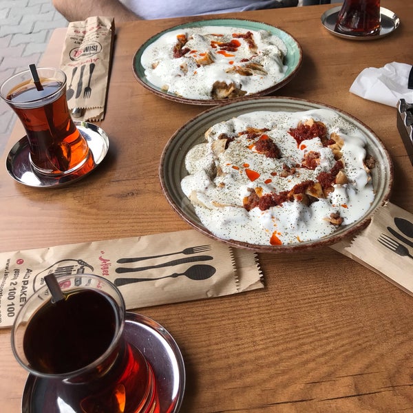 รูปภาพถ่ายที่ İsimsiz Gözleme &amp; Mantı โดย Ömer K. เมื่อ 7/6/2019