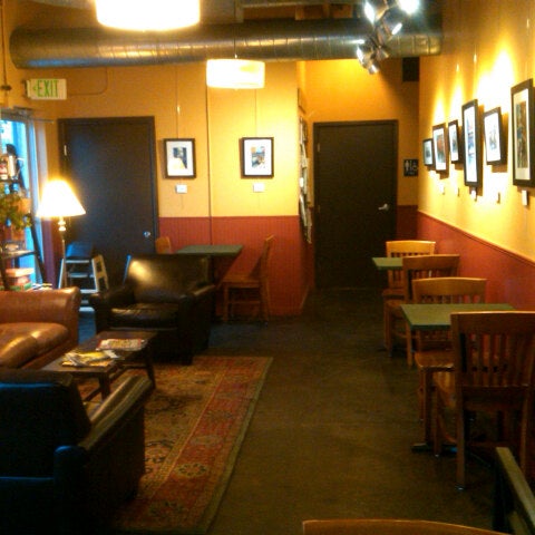 Foto tomada en Nixon&#39;s Coffee House  por Rachel M. el 9/20/2012