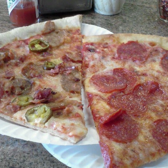 Снимок сделан в Rino&#39;s Pizza пользователем Steve T. 2/11/2013