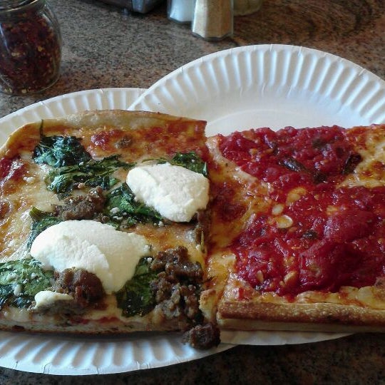 Снимок сделан в Rino&#39;s Pizza пользователем Steve T. 2/14/2013