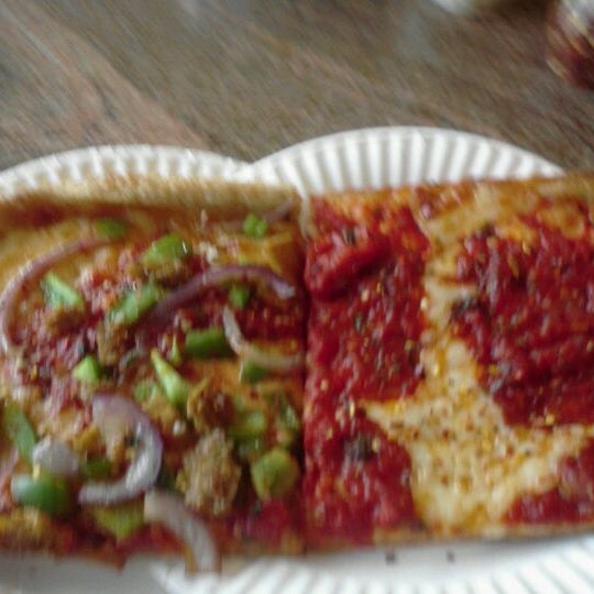 Снимок сделан в Rino&#39;s Pizza пользователем Steve T. 2/7/2013