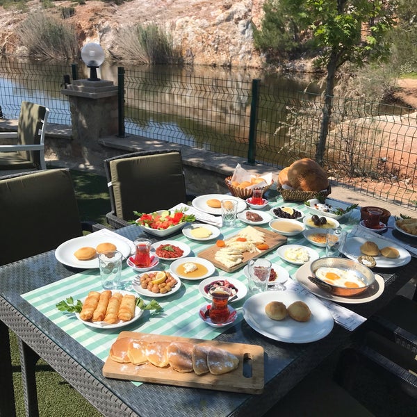 Das Foto wurde bei Saklıgöl Restaurant &amp; Cafe von Resmiye V. am 4/25/2019 aufgenommen
