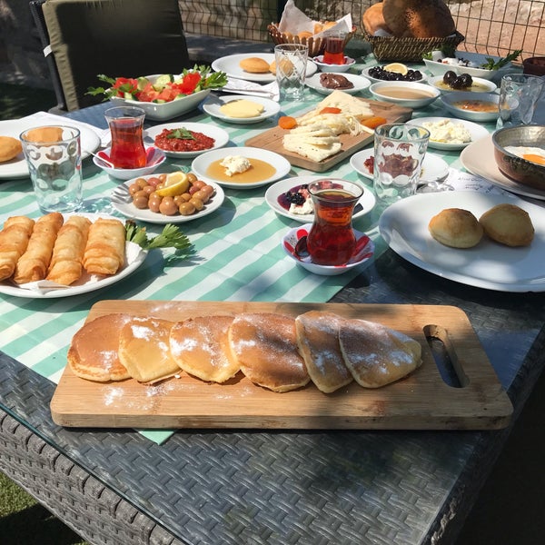 Foto diambil di Saklıgöl Restaurant &amp; Cafe oleh Resmiye V. pada 4/25/2019