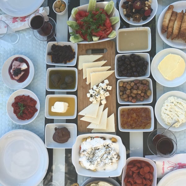 Снимок сделан в Saklıgöl Restaurant &amp; Cafe пользователем Resmiye V. 6/21/2018