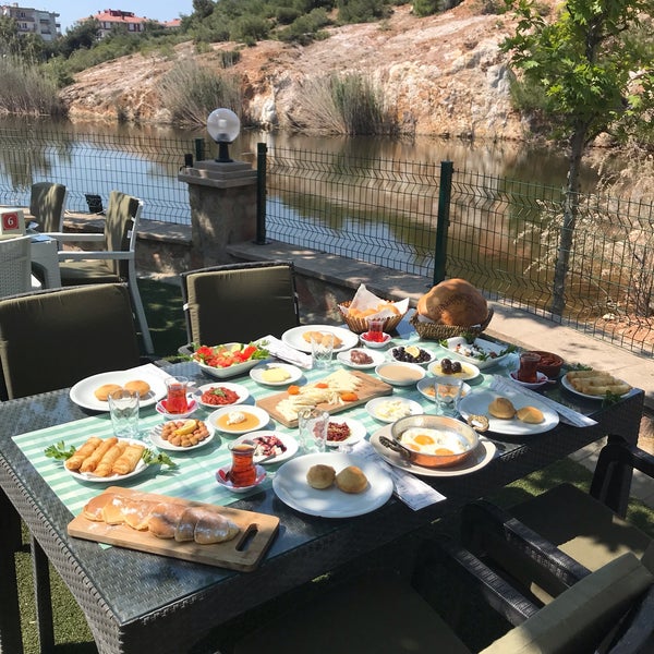 Foto diambil di Saklıgöl Restaurant &amp; Cafe oleh Resmiye V. pada 4/25/2019
