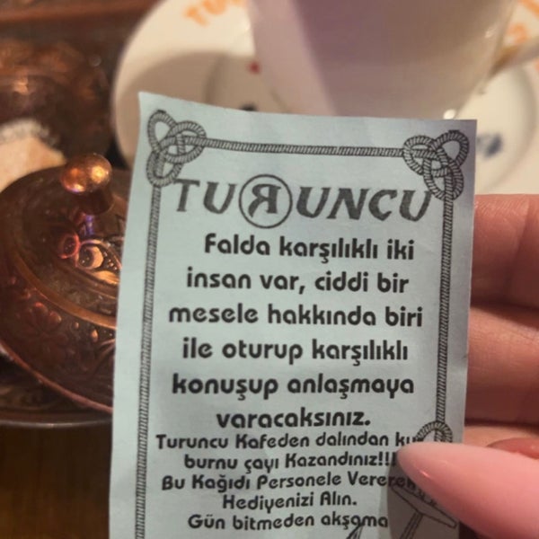 Das Foto wurde bei Turuncu Cafe Pub von F. Begüm Çiçekdağı . am 3/8/2023 aufgenommen