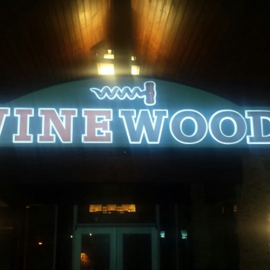 Foto tirada no(a) Winewood Grill por Calvin S. em 2/2/2014