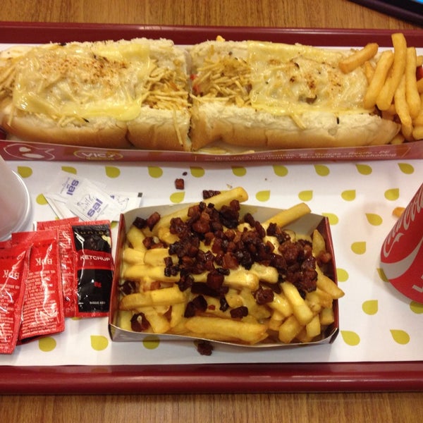Das Foto wurde bei Vic&#39;s Hot Dog Gourmet von Emanuel S. am 5/18/2014 aufgenommen